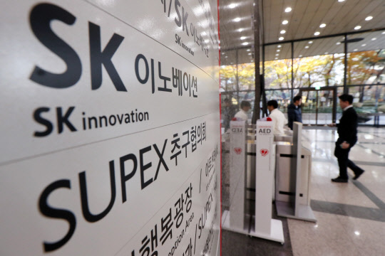 'SK 면세점 선정 과정에도 최순실?'        (서울=연합뉴스) 김주성 기자 = 면세점 사업 선정과 관련해 24일 오전 '최순실 국정농단 의혹'을 수사하는 검찰의 압수수색을 받고 있는 서울 종로구 서린동 SK 본사. 2016.11.24      utzza@yna.co.kr  (끝)